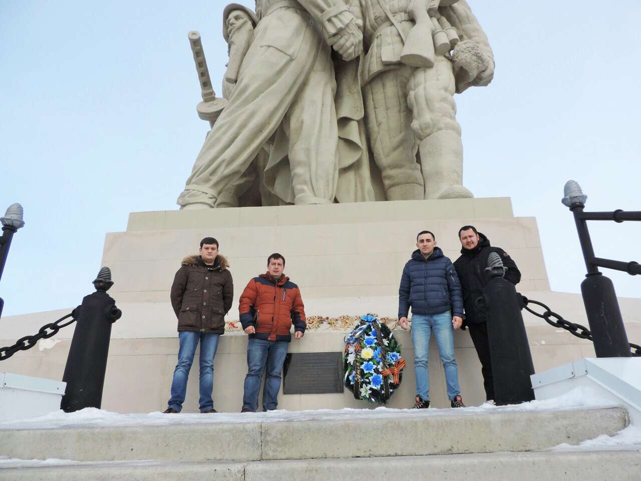 Молодые специалисты Волгоградского ЛПУМГ возложили венок к памятнику «Соединение фронтов» в п. Пятиморск Калачевского района Волгоградской области