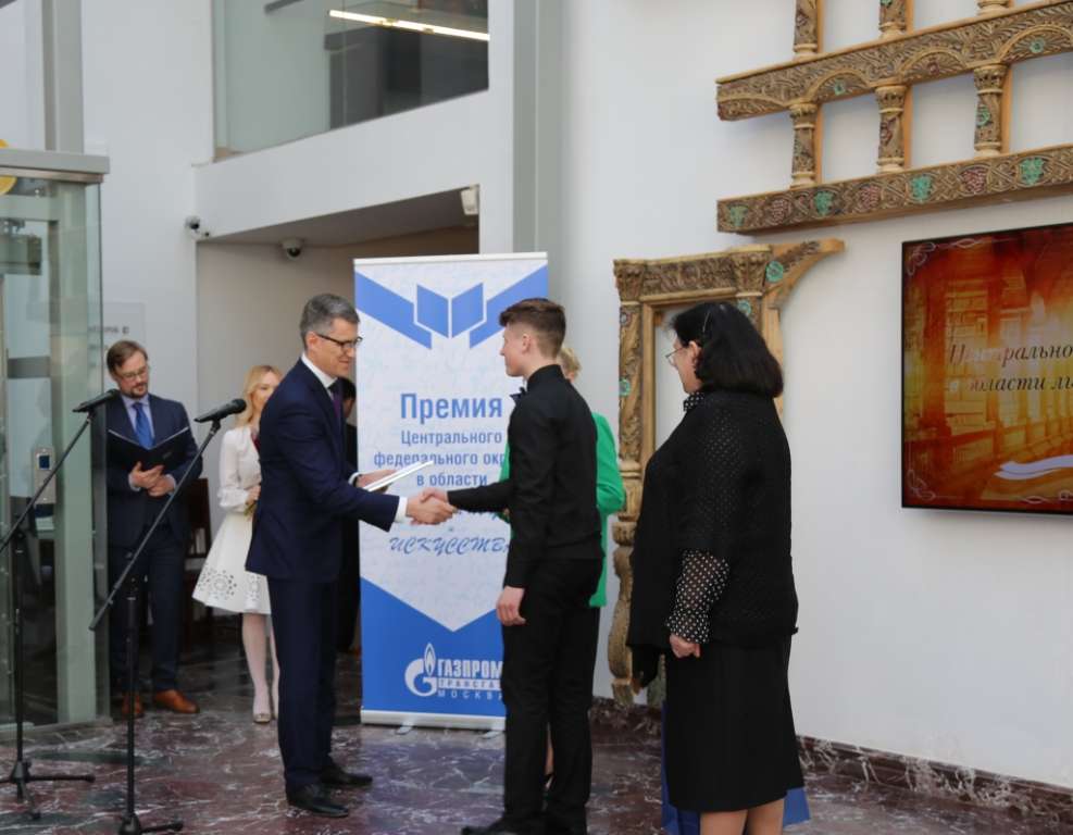 Главный инженер — первый заместитель генерального директора ООО «Газпром трансгаз Москва» Сергей Марченко вручает именной сертификат на покупку музыкального инструмента — балалайки Денису Мананникову, студенту первого курса колледжа имени В. К. Мержанова при Тамбовском государственном музыкально-педагогическом институте имени С. В. Рахманинова