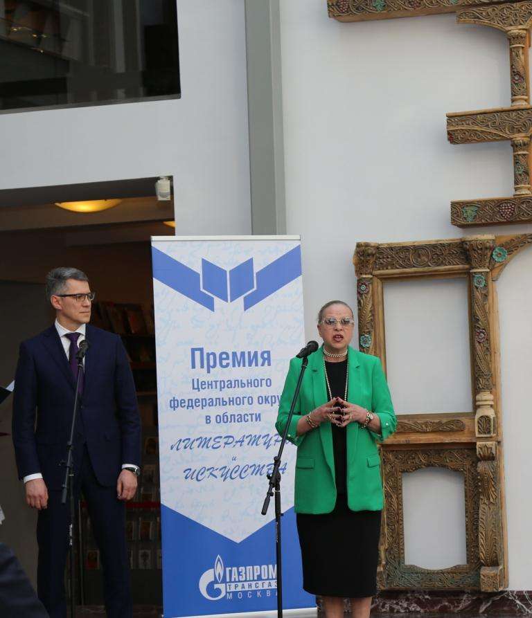 Главный инженер — первый заместитель генерального директора ООО «Газпром трансгаз Москва» Сергей Марченко с Александрой Пермяковой — председателем Конкурсной комиссии Премии, народной артисткой РФ, художественным руководителем Государственного академического русского народного хора имени Пятницкого на награждении лауреатов