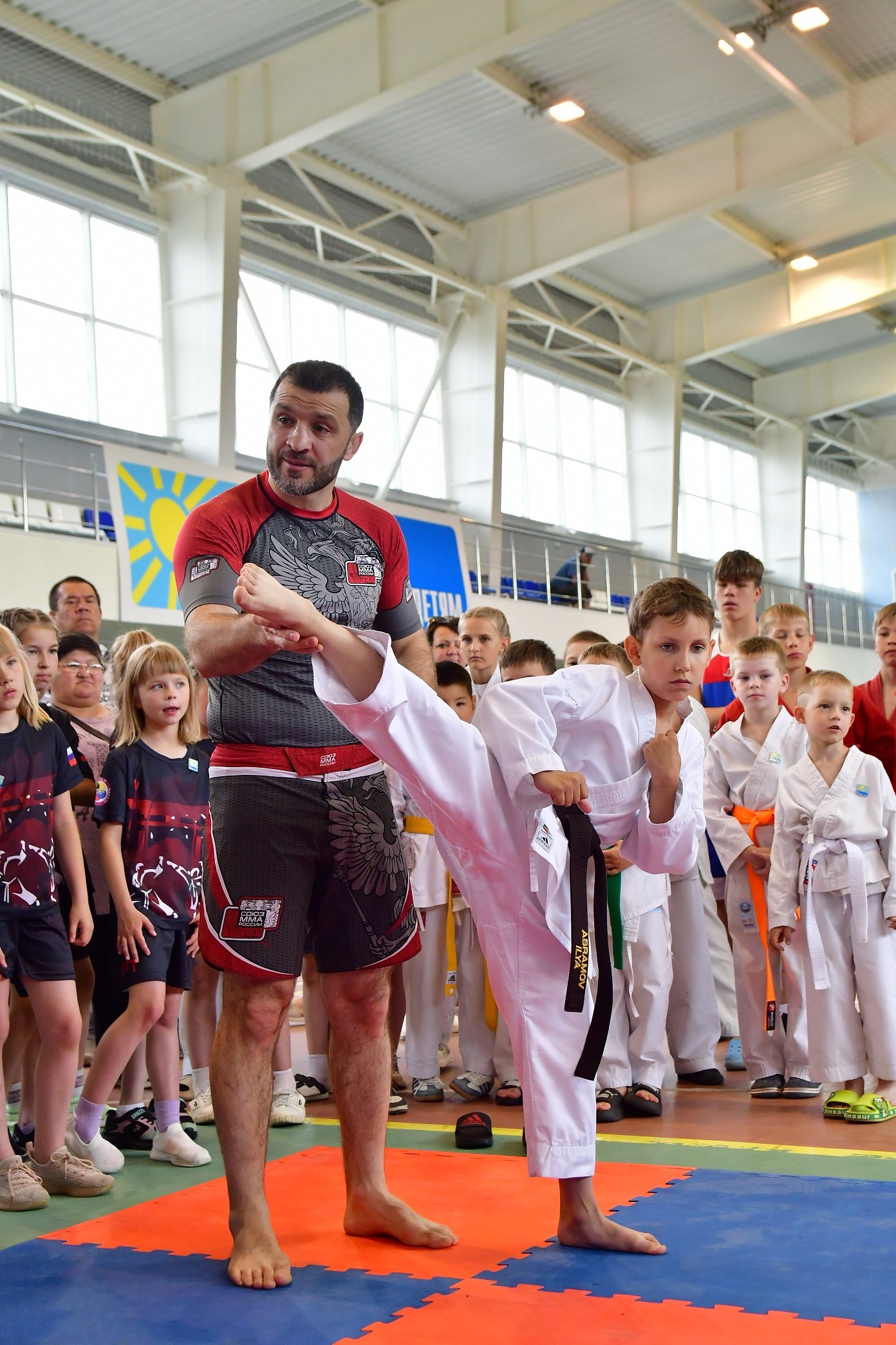 Чемпион отработал комбинации со спортсменами

