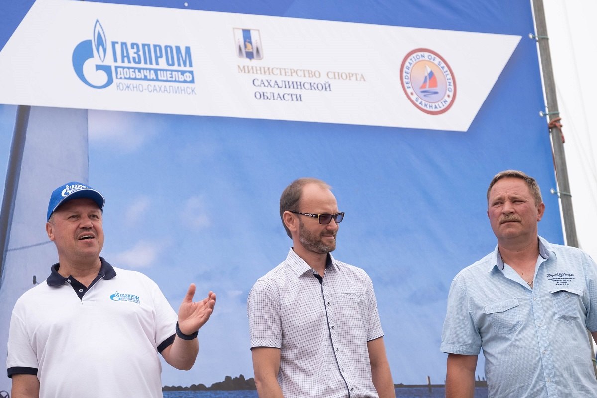 И. о. генерального директора «Газпром добыча шельф Южно-Сахалинск» Андрей Суетинов (слева) на церемонии открытия