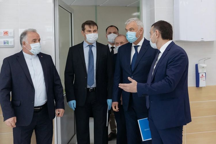 В мероприятии приняли участие врио главы Республики Коми Владимир Уйба, генеральный директор ООО «Газпром трансгаз Ухта» Александр Гайворонский и главный врач ухтинской детской больницы Марат Нуриев