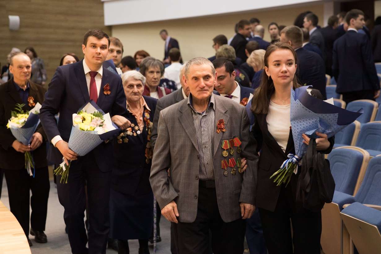 Представители Совета молодых специалистов компании сопровождают ветеранов