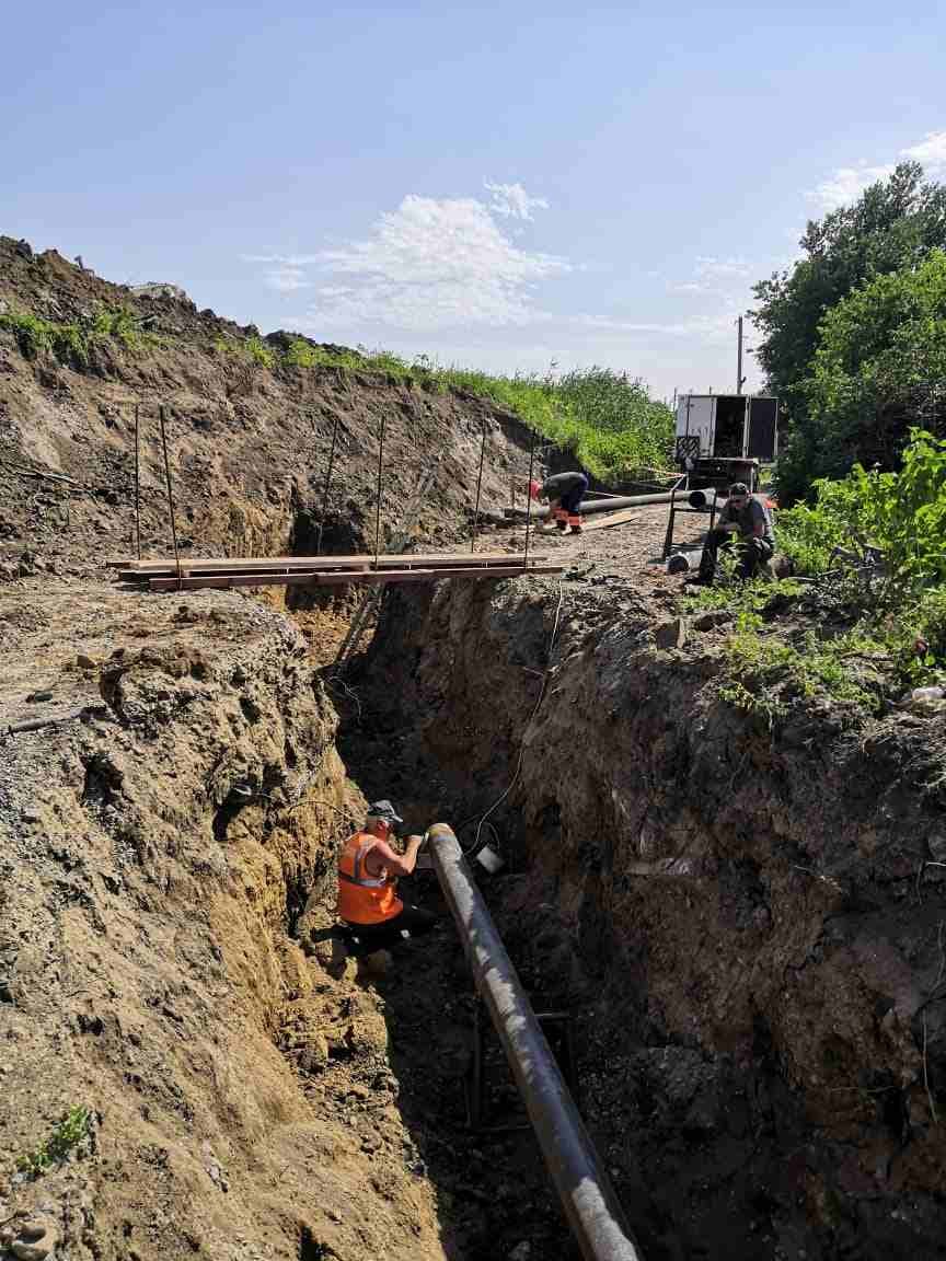 Газопровод перенос. Надземный газопровод на склоне. Реконструкция расширение мостов. Дорога над газопроводом. Надземный газопровод через дорогу.