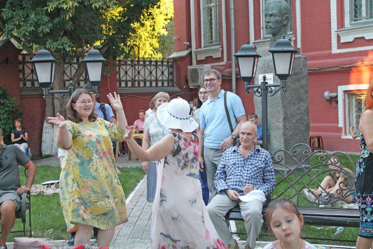 Эмоции вылились в танец