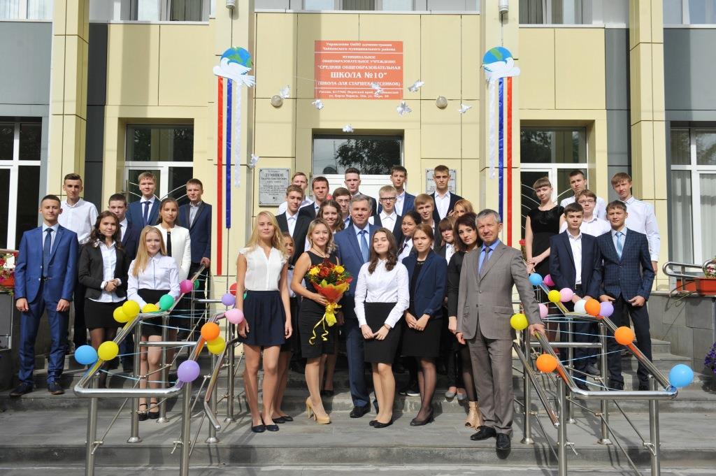Учащиеся «Газпром-класса» из Пермского края с генеральным директором ООО «Газпром трансгаз Чайковский» Сергеем Сусликовым и заместителем генерального директора по управлению персоналом компании Сергеем Кельдибековым