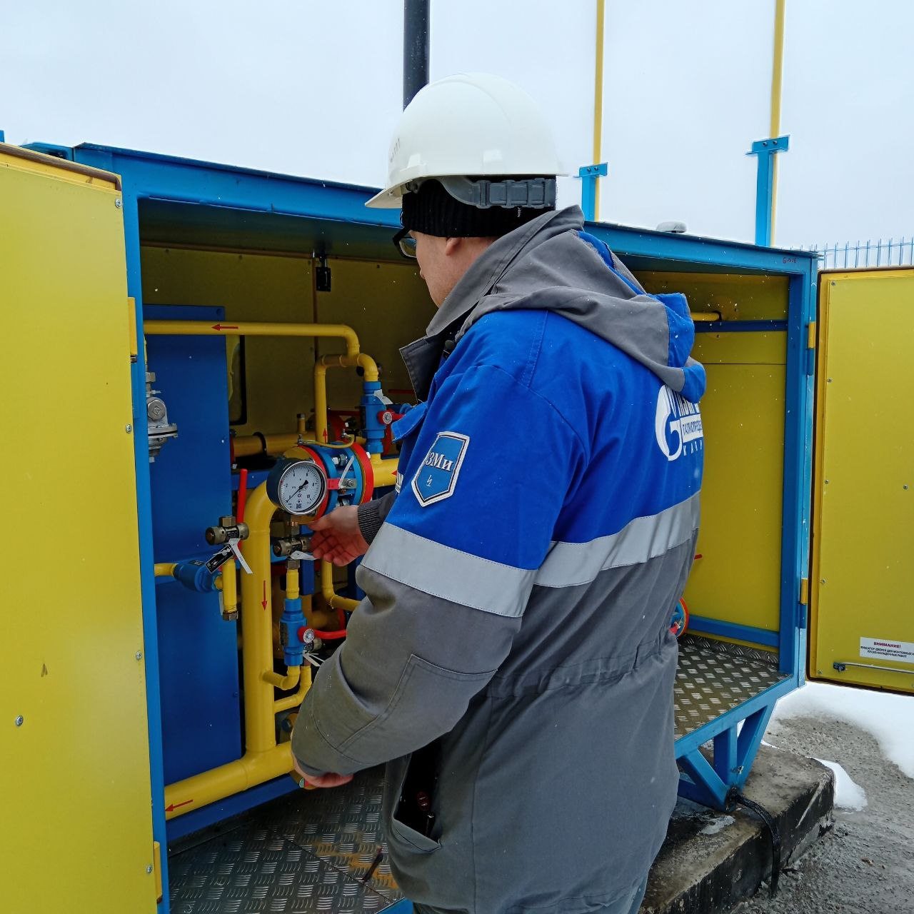 Для надежного газоснабжения потребителей установлен газорегуляторный шкафной пункт