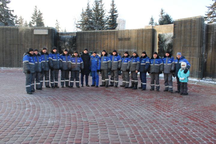 Сотрудники «Газпром газораспределение Барнаул» на фоне мемориала