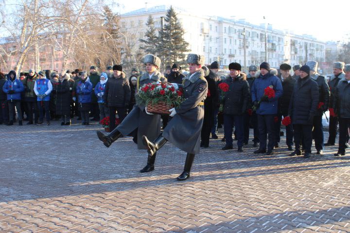 Церемония зажжения Вечного огня в Барнауле