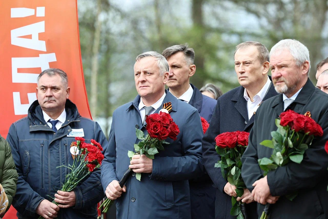 Сергей Густов и Александр Дрозденко в центре
