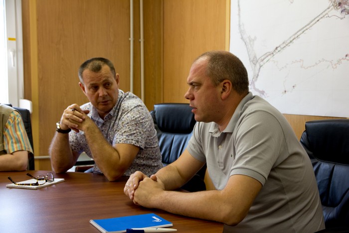 Ведет планерку руководитель Дирекции южного региона ООО «Газпром социнвест» Максим Горелов (справа). Ведет планерку руководитель Дирекции южного региона ООО «Газпром социнвест» Максим Горелов (справа).