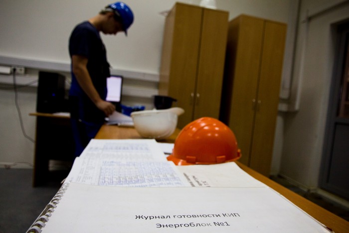 ... здесь сверяют последние данные приборов перед запуском. ... здесь сверяют последние данные приборов перед запуском.