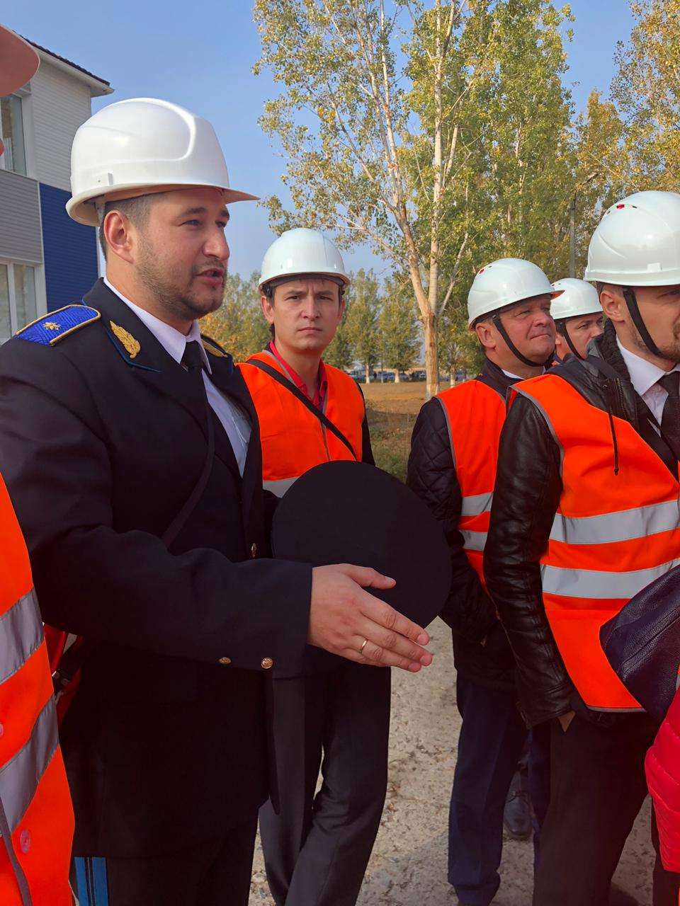 Алексей Щетинин проводит экскурсию для председателей Советов молодых ученых и специалистов дочерних обществ и организаций ПАО «Газпром»