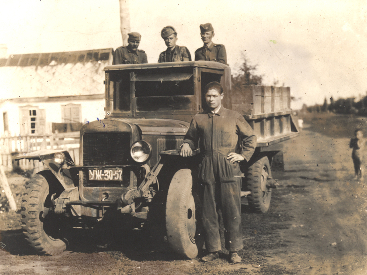 г. Снежное (Донецкая область, Украина), 1945 г. Шофер — Макаров В. Н.
