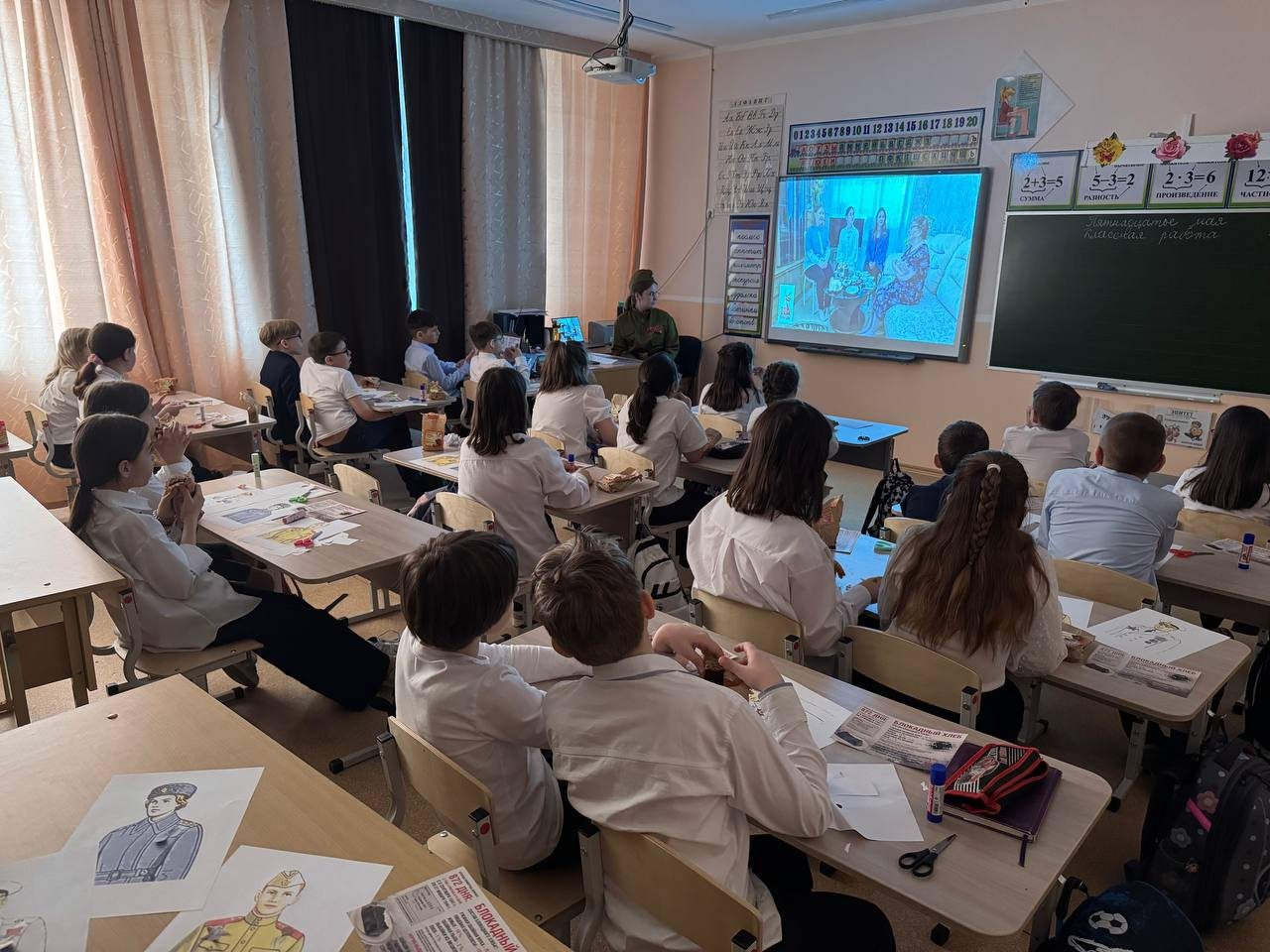 В 2025 году традиционный «Урок подвига» дополнен демонстрацией фильма о детях войны