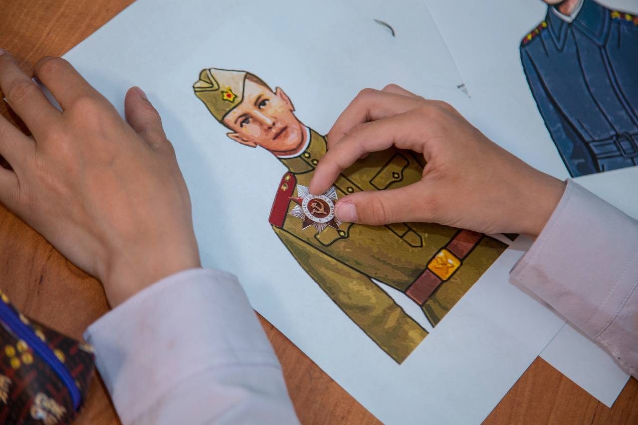 Волонтеры компании используют авторское методическое пособие для проведения патриотических занятий