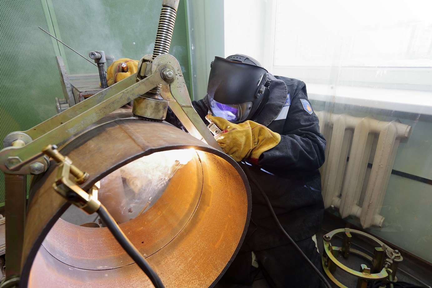 Работа электрогазосварщиком пермь. Сварочная кабина.
