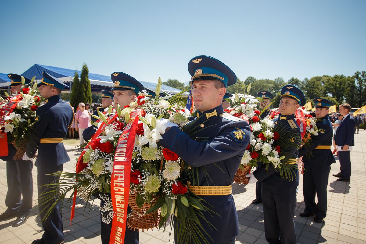 Почетный караул Белгородского военного гарнизона готовится к возложению венков и цветов в память о погибших солдатах  к Памятнику Победы — Звоннице. Белгородская область, п. Прохоровка, 12 июля 2020 г.