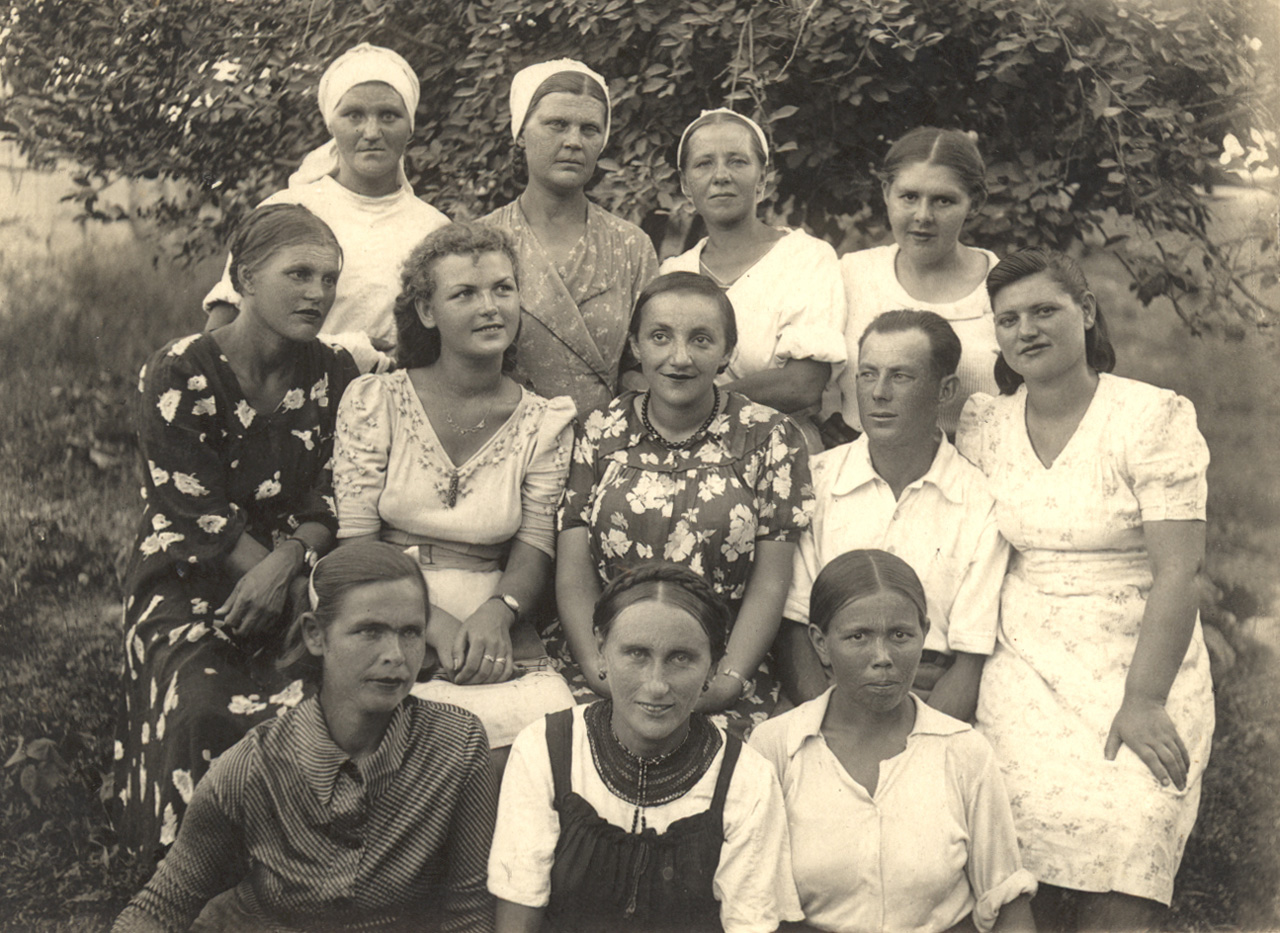 Узбекская СССР, г. Беговат, эпидемиологическая больница (1944 г.). Юровская Л.А. в среднем ряду вторая слева.
