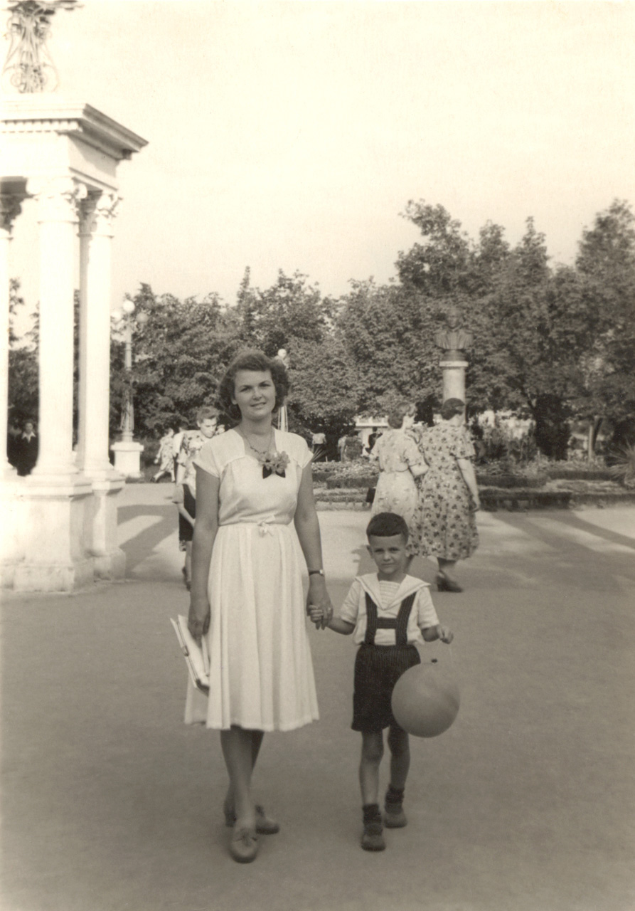 Грозный, с сыном (6 лет), 1955 г.