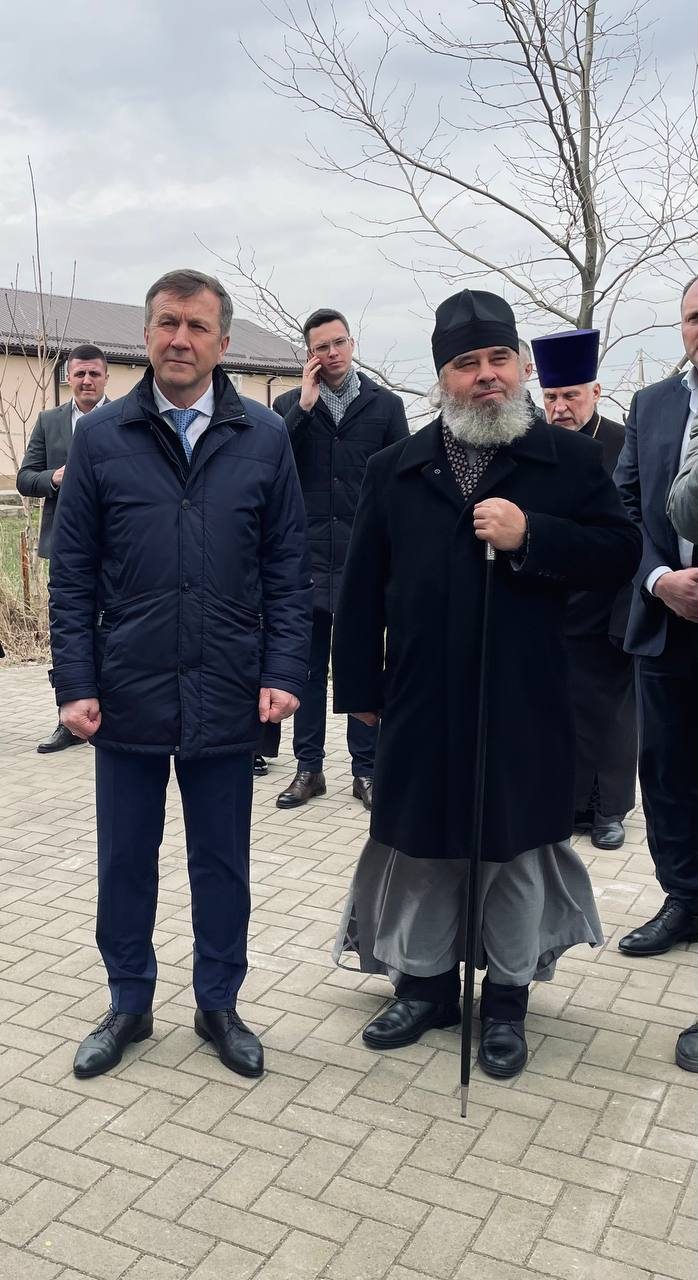 Геннадий Нараев и Владыка Феогност при посещении храма