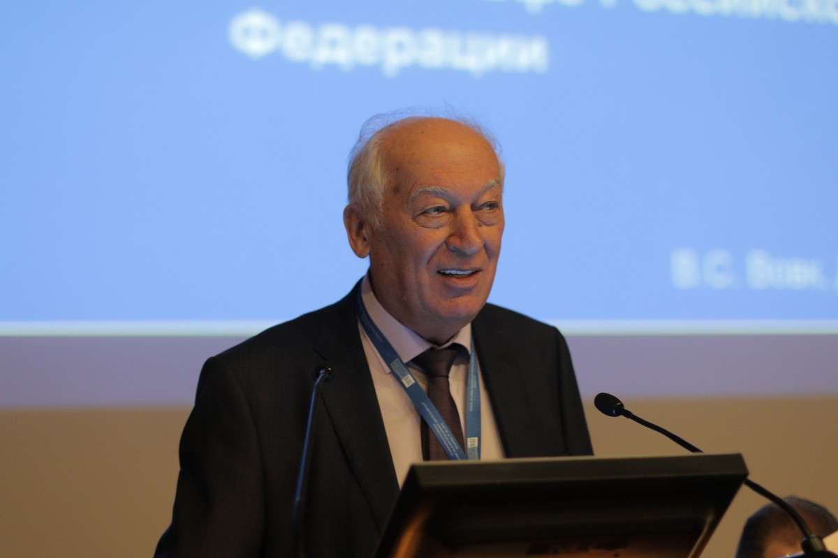 С докладом выступает советник генерального директора ООО «Газпром нефть шельф» Владимир Вовк