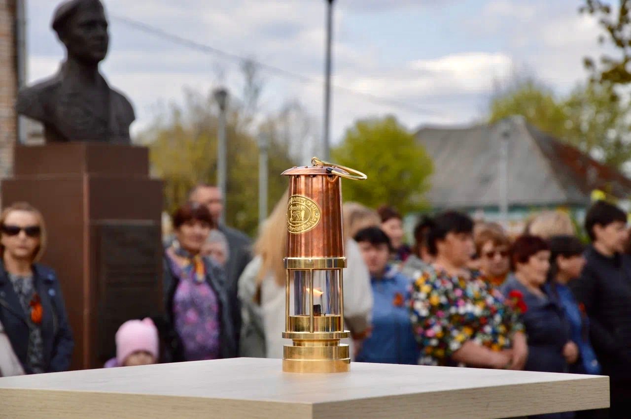 Частица пламени для зажжения была доставлена от Вечного Огня на Аллее Памяти Героев у Смоленской крепостной стены