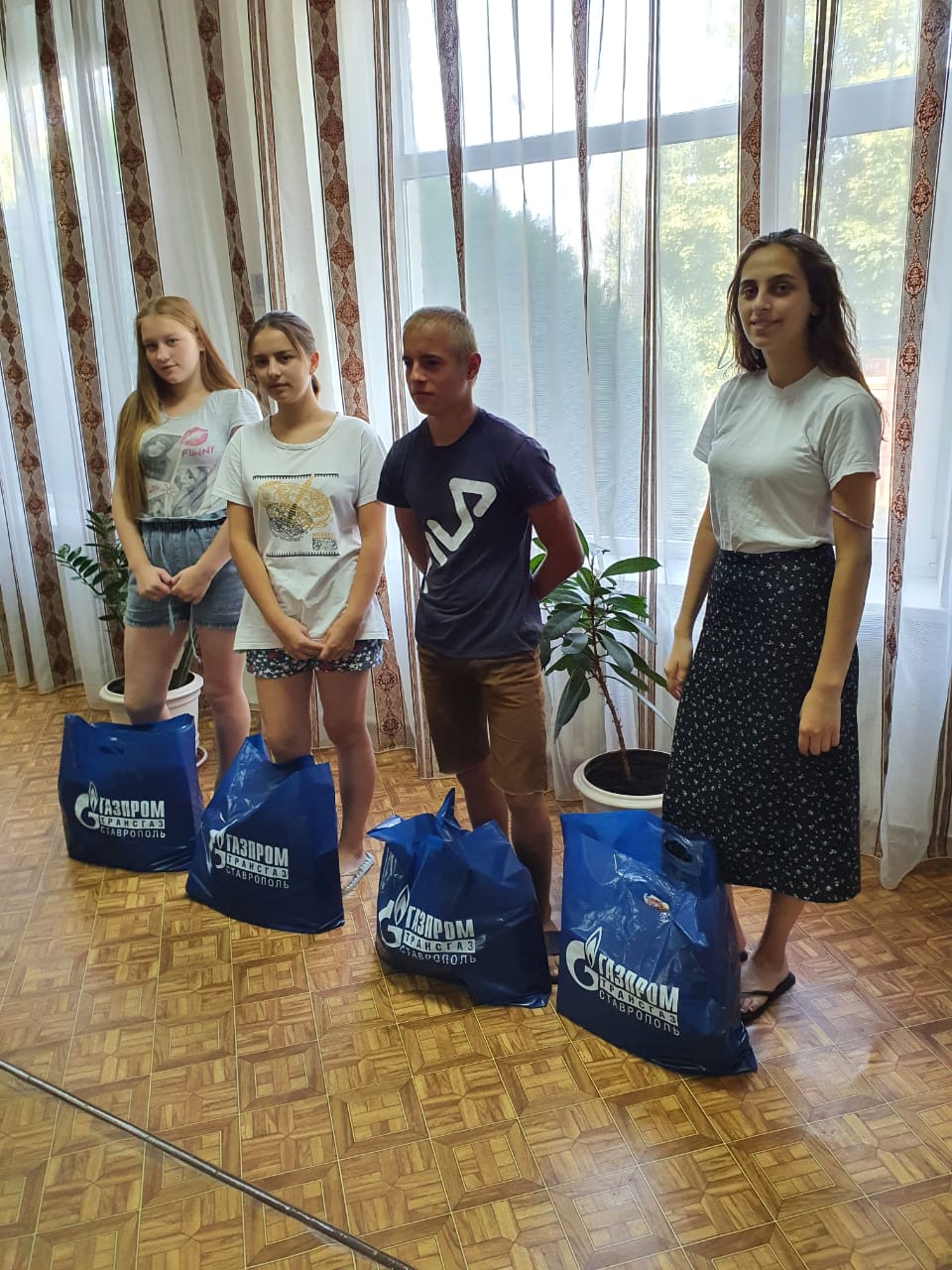 Выпускники детского дома поселка Солнечнодольска с индивидуальными подарками