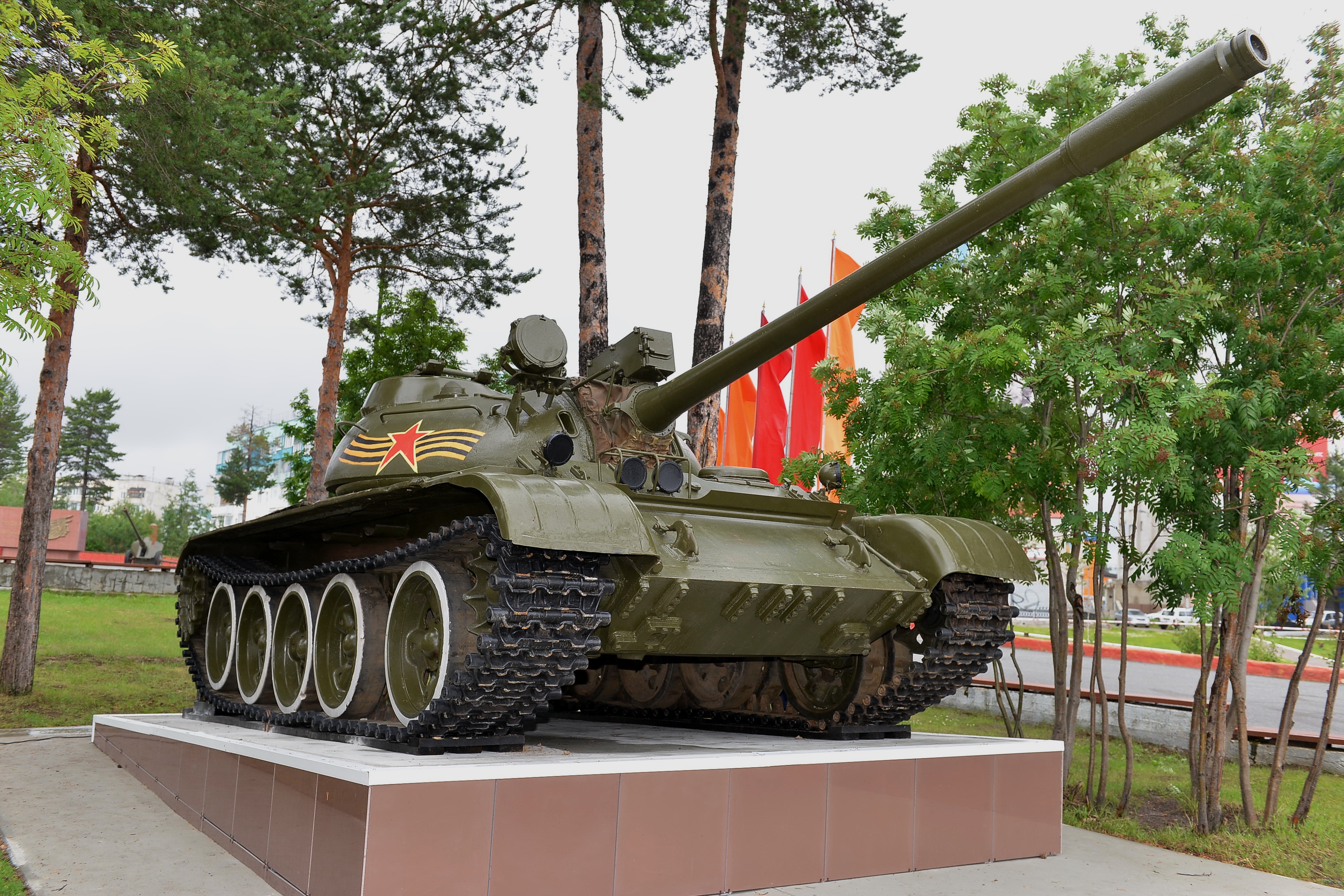 В каком городе установлен памятник танковому. Город Ноябрьск памятники. Памятник Ноябрьск танк. Вечный огонь Ноябрьск танк. Ноябрьск Ноябрьск памятник вечный огонь.