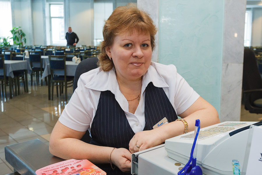 Быстрый расчет экономит время. Кассир Елена Хворостинина.
