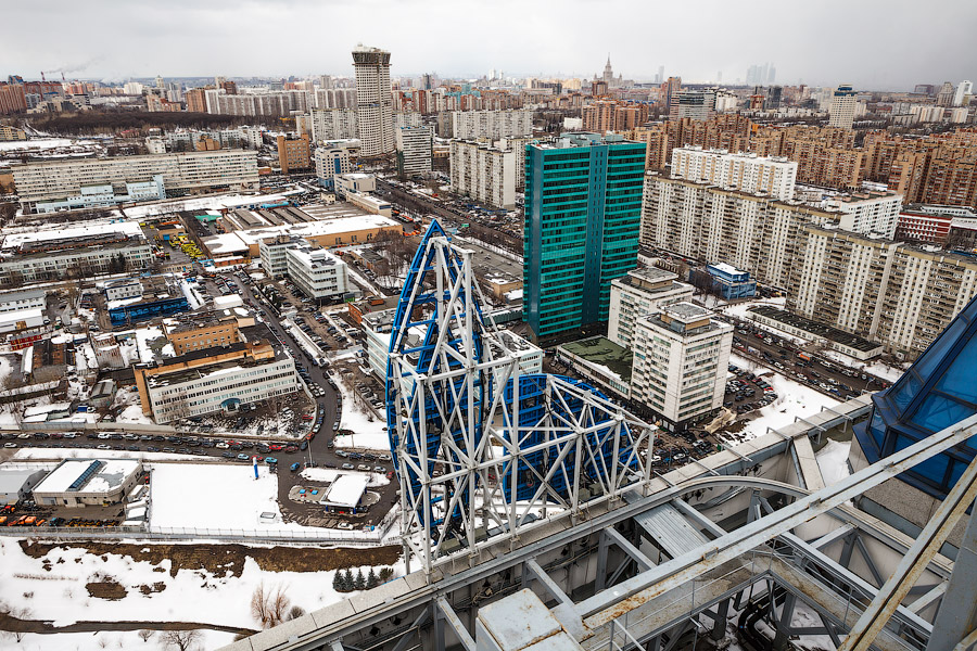 Отсюда можно выйти на крышу и увидеть панораму Москвы.