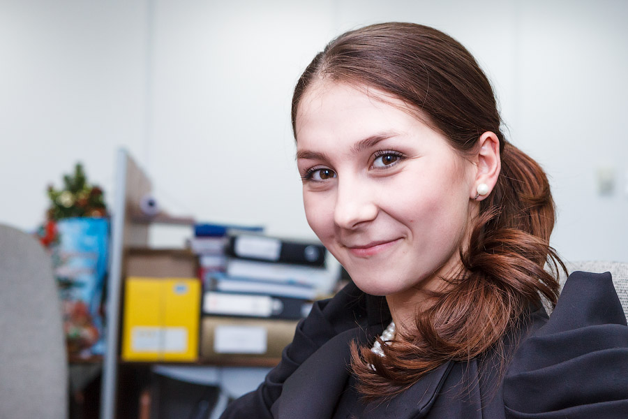 А вот Полина Трубачева проходит у юристов практику.