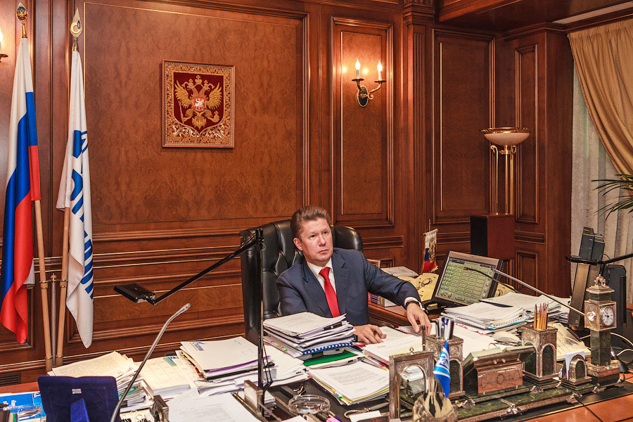 На несколько этажей выше в кабинете Председателя Правления Алексея Миллера тоже горит свет.