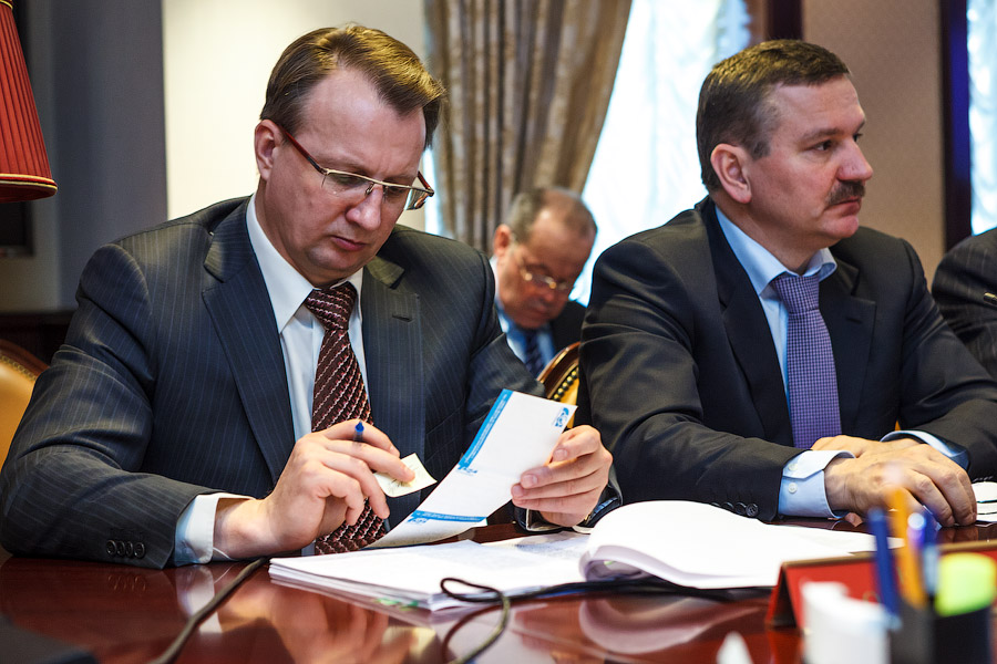 Слева — Всеволод Черепанов, член Правления, начальник Департамента по добыче газа, газового конденсата, нефти. Справа — Ярослав Голко, член Правления, начальник Департамента инвестиций и строительства.