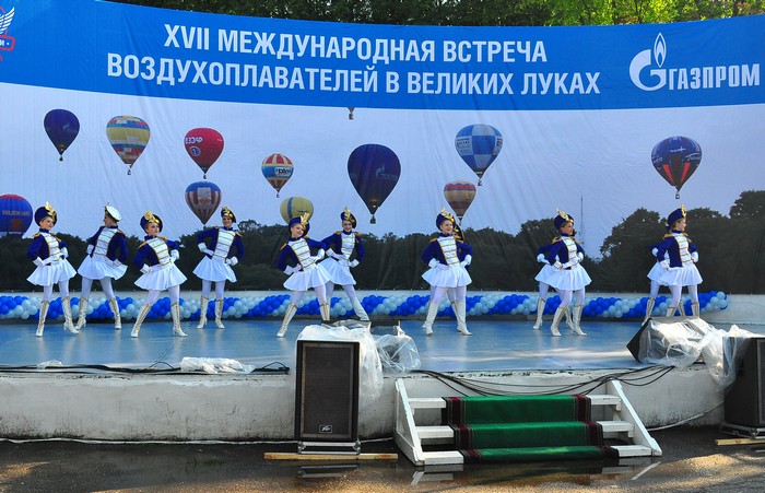 На сцене выступают самодеятельные коллективы из Великих Лук.