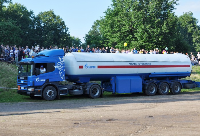 А привез газ вот этот газовоз компании ОАО «Газпром газэнергосеть». Тепловые аэростаты используют пропан-бутановую смесь для того, чтобы нагревать воздух внутри оболочки. Нагретый воздух и позволяет им лететь.