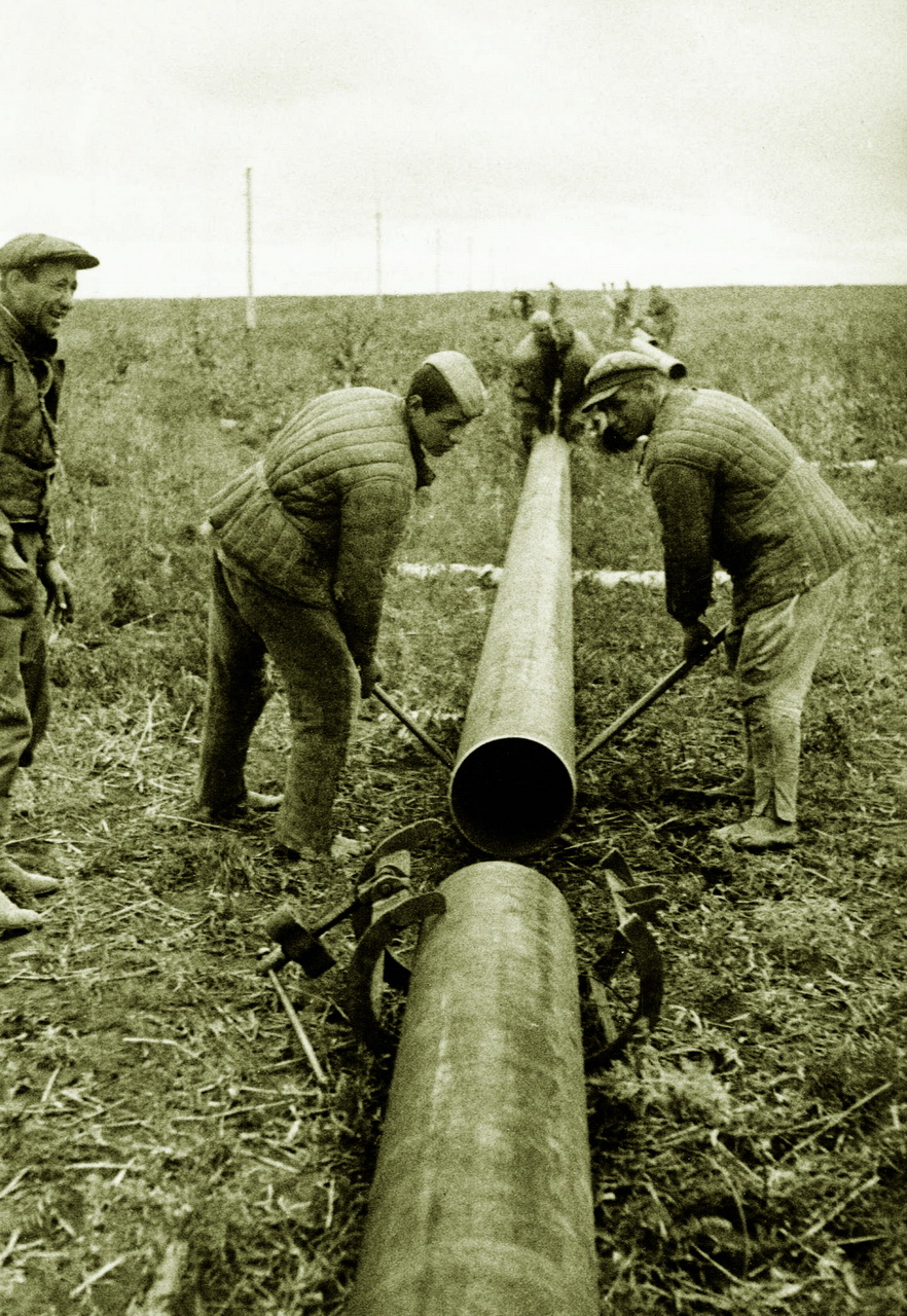 Центровка труб на одном из участков строительства газопровода Саратов — Москва. 1945 г. Фото А. Головачева