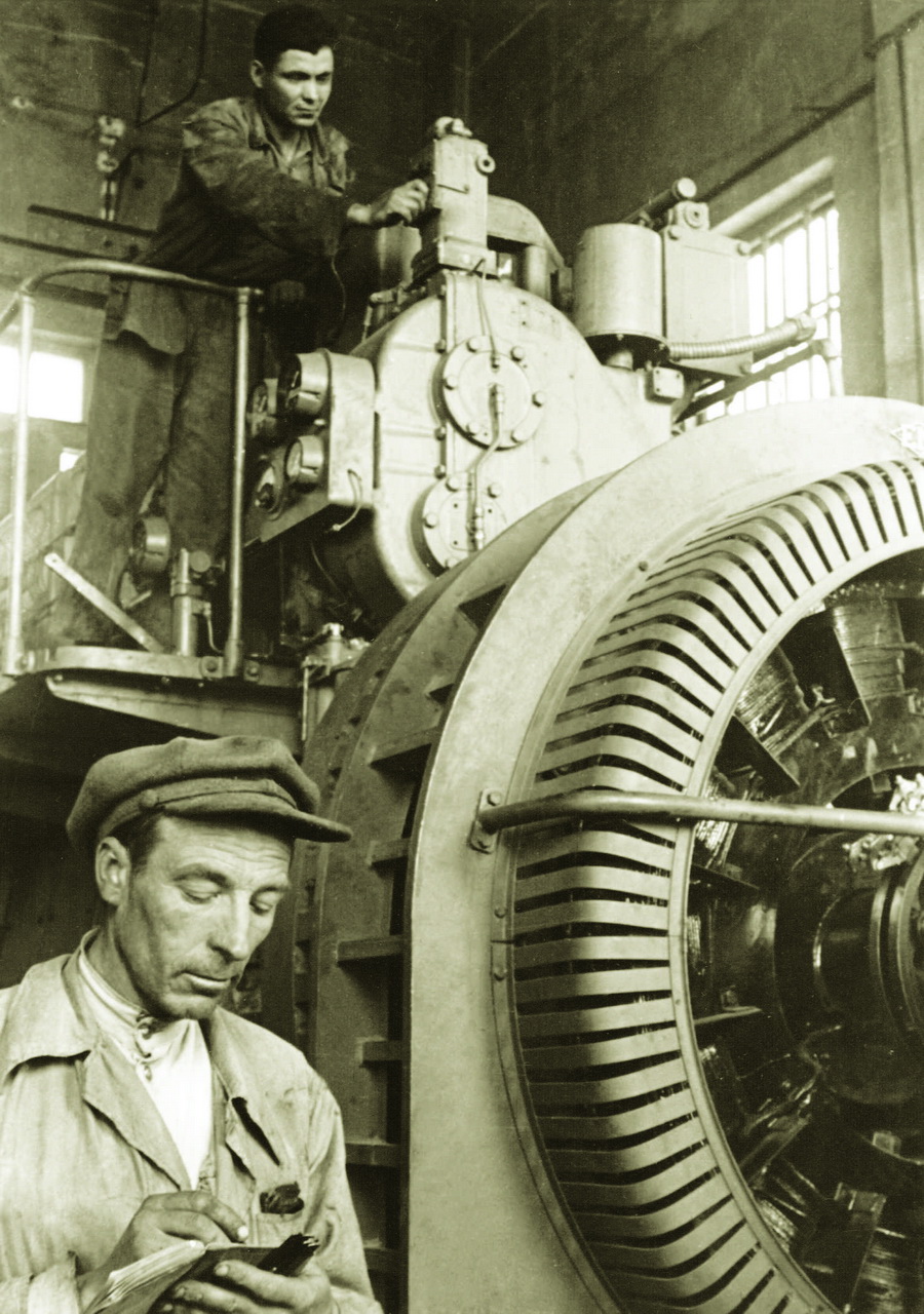 Монтаж дизель — генератора на КС-1 газопровода Саратов — Москва.  1946 г. Фото Соколова