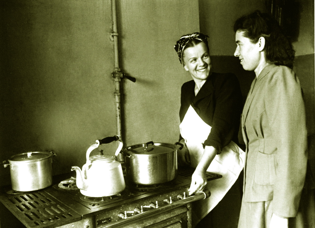 У газовой плиты в одной из московских квартир. 1946 г.