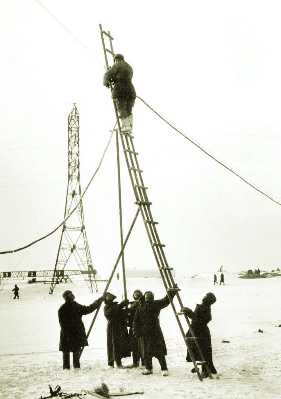 Прокладка  линии селекторной связи на газопроводе Саратов — Москва февраль 1946 г. Фото Чернова