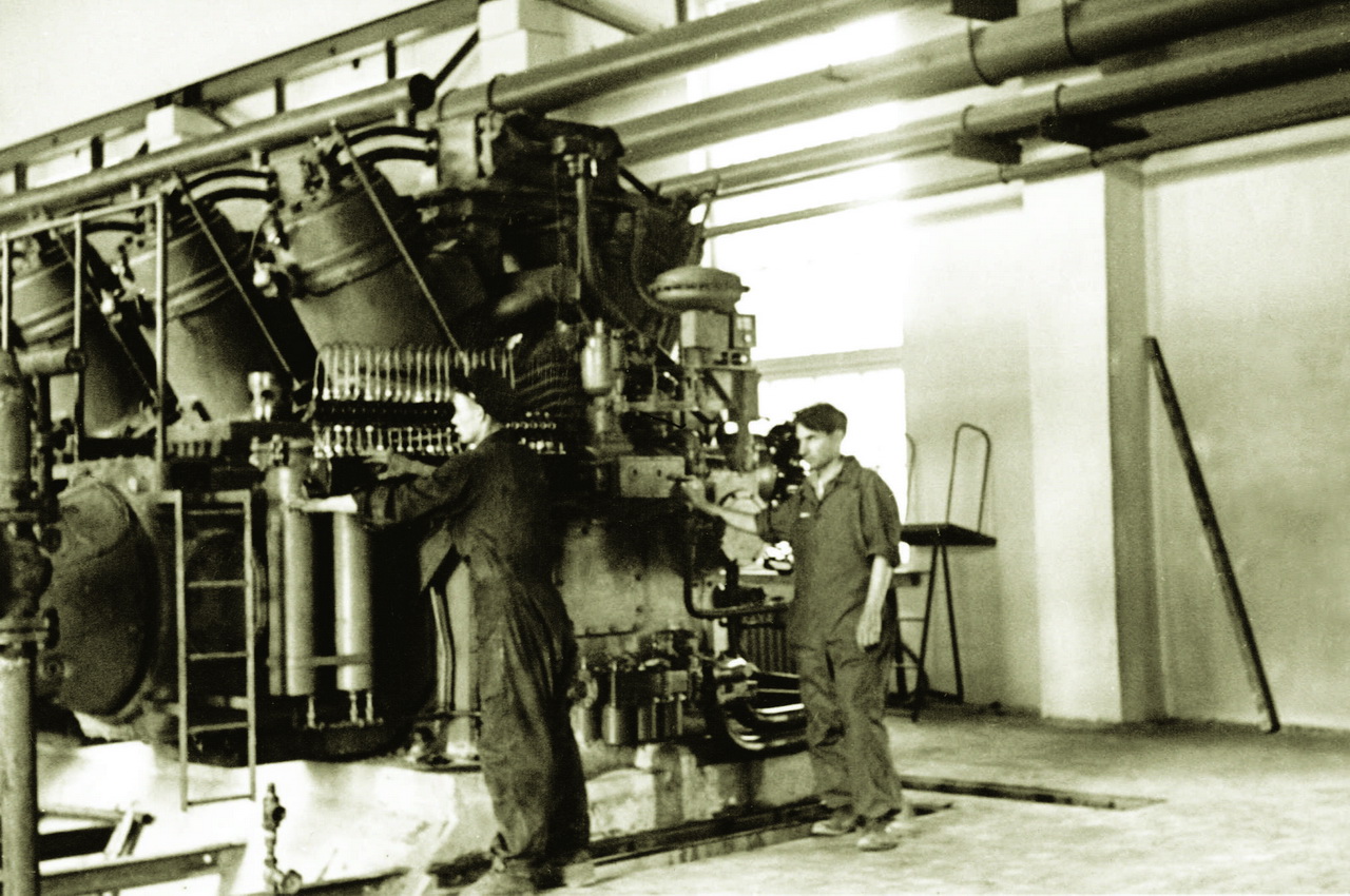 Машинный зал компрессорной станции №1 газопровода Саратов — Москва. 02.08.1946 г. Фото Е. Соколова