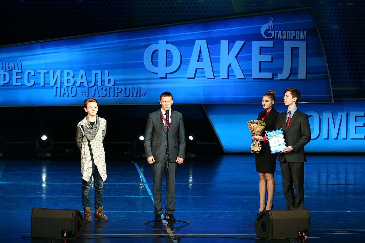 Неоднократный участник фестиваля «Факел» Алексей Забугин (ООО «Газпром добыча Уренгой») удостоен спецприза и благодарности от заместителя начальника Департамента ПАО «Газпром» Романа Сахартова