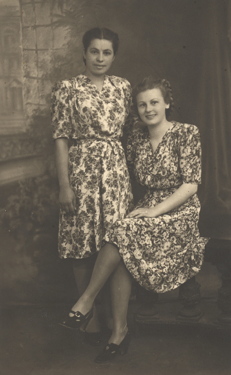 Галац, 07.06.1945 г. Шаповалова Е.И. слева.