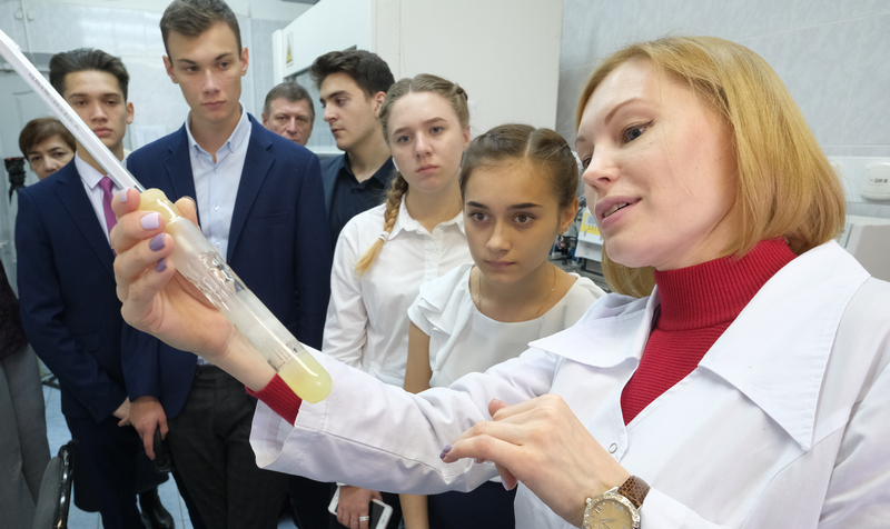 Светлана Кузинова, лаборант химического анализа Инженерно-технического центра ООО «Газпром добыча Уренгой» рассказывает ребятам о работе лаборатории