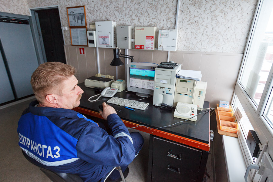 Как и на всем газовом производстве тут жесткие нормы техники безопасности. При заправке около машины не должно быть никого. Например, водителю такси пришлось высадить и пассажира, что на бензиновых АЗС обычно не практикуется Как и на всем газовом производстве тут жесткие нормы техники безопасности. При заправке около машины не должно быть никого. Например, водителю такси пришлось высадить и пассажира, что на бензиновых АЗС обычно не практикуется