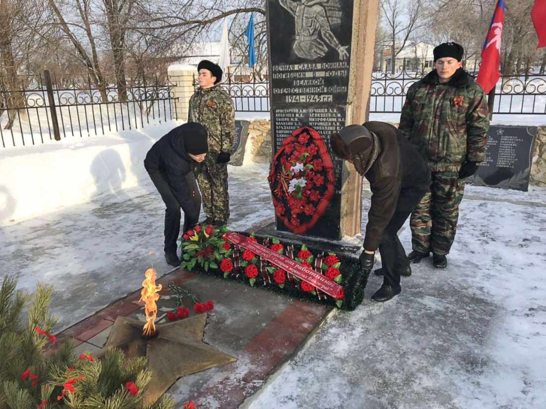 Молодые специалисты Жирновского ЛПУМГ возложили цветы и венки к Вечному огню в рабочем поселке Линево Волгоградской области