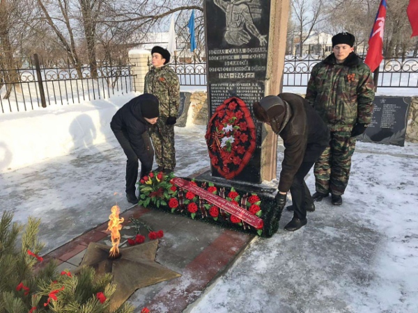 Молодые специалисты Жирновского ЛПУМГ возложили цветы и венки к Вечному огню в рабочем поселке Линево Волгоградской области