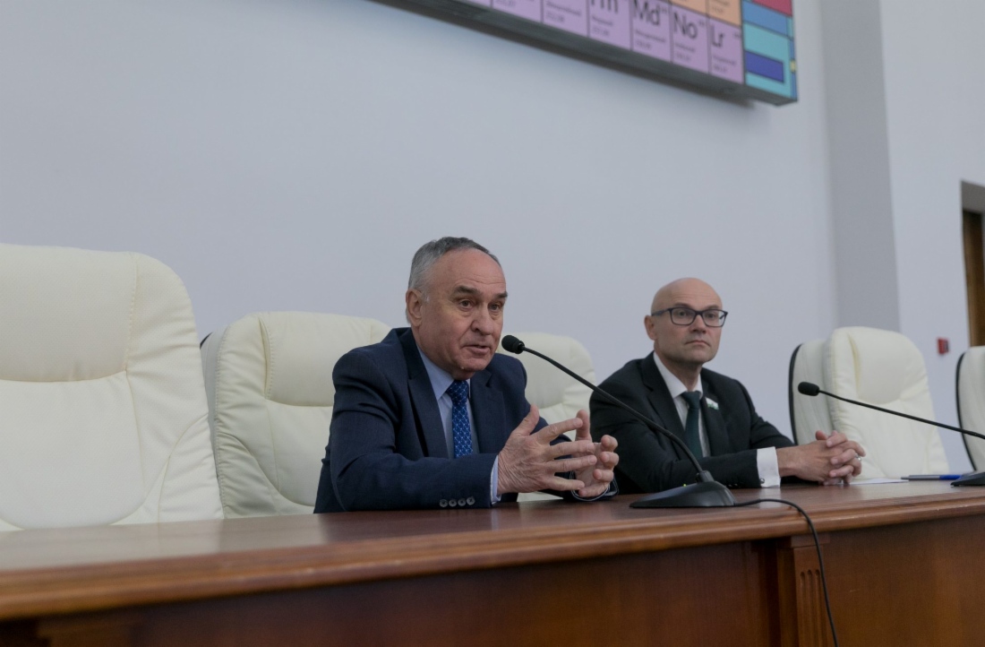 Помощник заместителя Председателя Правления ПАО «Газпром» Вячеслав Калугин и ректор КНИТУ Юрий Казаков