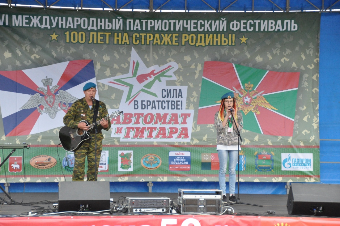 Выступают участники фестиваля