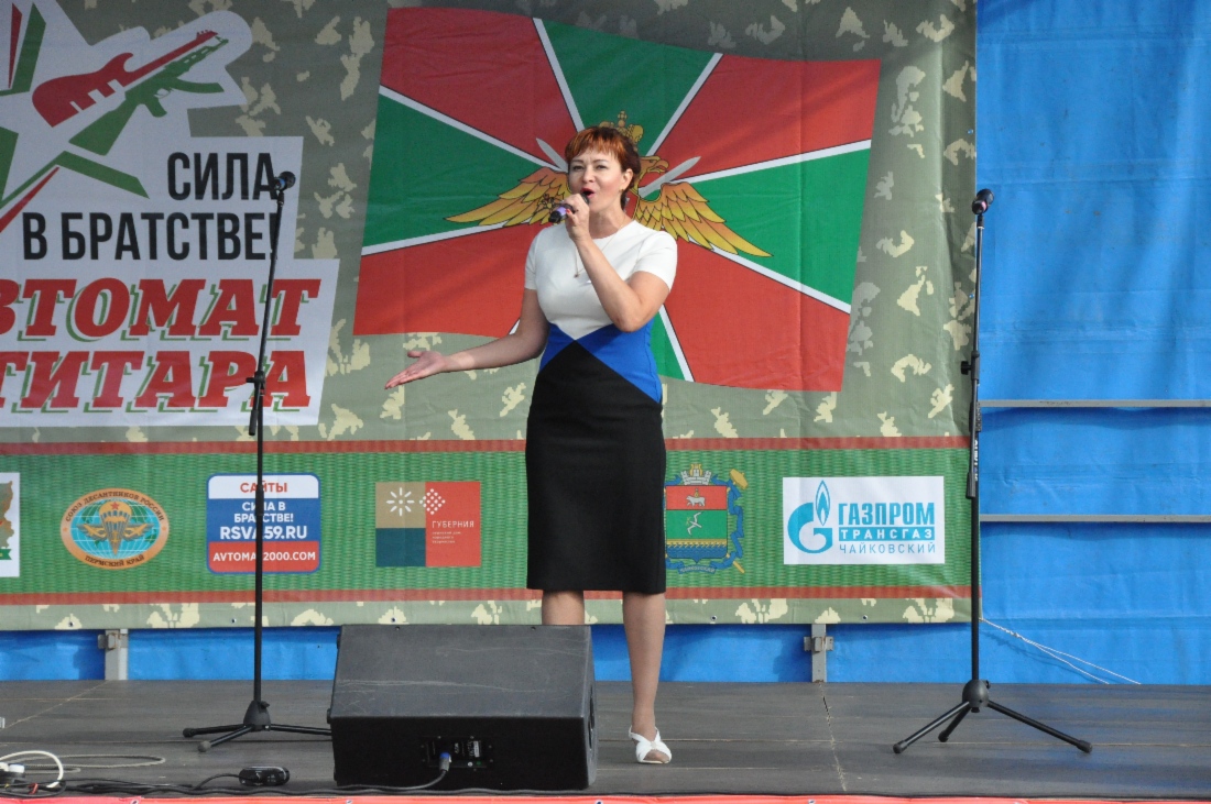 Выступают участники фестиваля